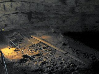 Ausgrabung in der Cave