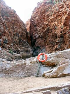 Wasserloch und Rettungsring