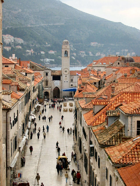 Stradun mit Uhrturm